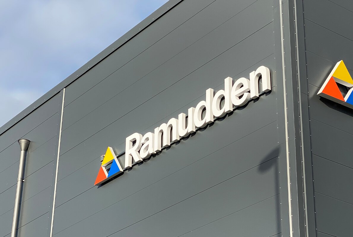 FlexAccess kund Ramuddens logotyp i stora bokstäver på utsidan av en industribyggnad.